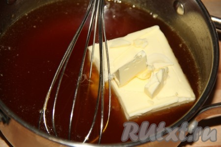 Затем добавить размягчённое масло и мёд.
