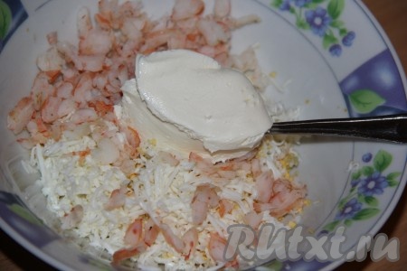 Соединить яйца и креветки, слегка посолить, можно добавить молотый чёрный перец. Добавить творожный сыр (или майонез). 