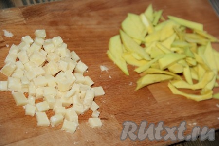 Сыр нарезать мелкими кубиками. Мякоть из одного авокадо (которую мы удалили из плода) нарезать тонкими полосками. Оставшуюся мякоть от двух авокадо можете использовать по другому назначению.
