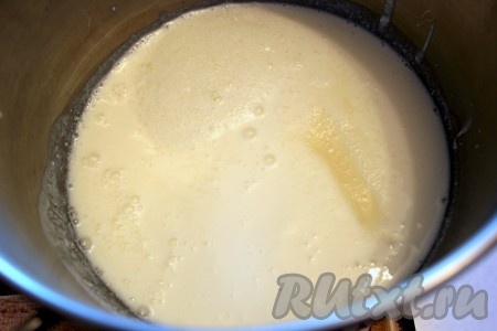 Налить кефир в кастрюлю и добавить соду, соль и сахар (соду предварительно гасить не нужно, она погасится в кефире).
