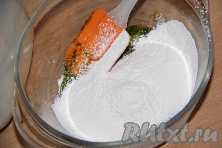  Выложить зелёную массу в миску, добавить просеянную муку, соль и соду, перемешать тесто лопаткой.