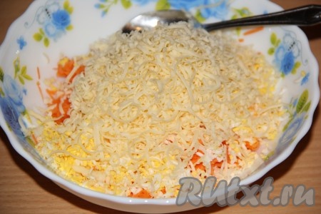 Грамм 10 сыра натереть на мелкой тёрке и добавить к моркови и яйцам.
