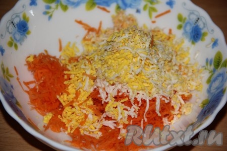 Варёное яйцо очистить и натереть на мелкой тёрке. Соединить морковь и яйцо.
