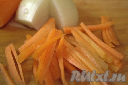 Морковь очистить, вымыть, нарезать тонкими полосками.
