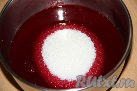 Перелить ягодный сок с перетёртой мякотью в кастрюлю (или сотейник) и добавить сахар, перемешать.
