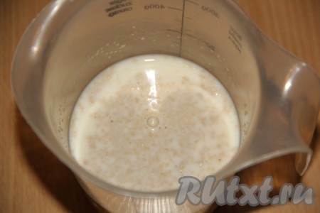 Дрожжи развести в 200 мл тёплого молока (температура молока не должна быть выше 40 градусов) и оставить минут на 15.
