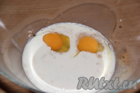 Теперь можно приступать к замесу теста, для этого в глубокую миску нужно влить оставшееся молоко комнатной температуры, "ожившие" дрожжи и яйца.
