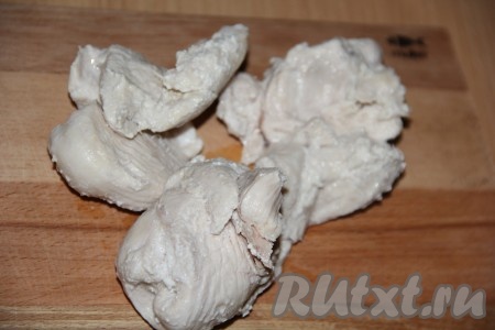 Куриное филе отварить до готовности (в течение минут 25-30) в подсоленной воде, затем остудить в бульоне. Остывшее филе нарезать на кусочки (или порвать на волокна). 