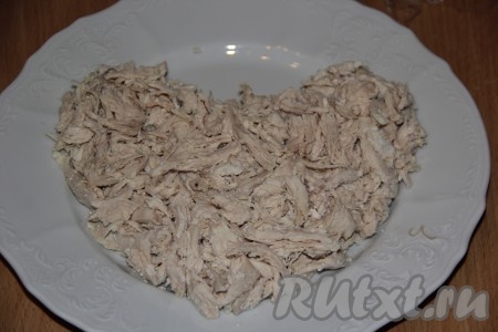На плоскую тарелку выложить куриное мясо в виде сердца.