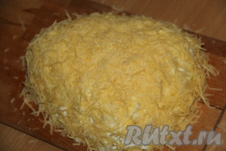 Поверх белков разложить сыр, натёртый на мелкой тёрке.
