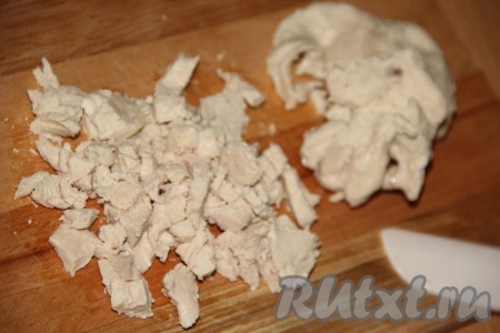 В подсоленной воде сварить куриное филе до готовности (варить минут 25-30). Затем остудить мясо в бульоне. Нарезать остывшее филе на небольшие кусочки (можно и просто порвать на волокна).
