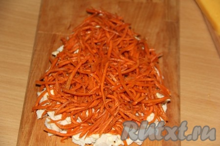Морковь по-корейски (я использовала покупную корейскую морковку) разложить поверх мяса.
