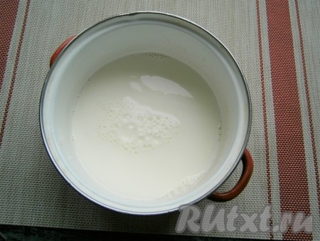 Молоко налить в толстостенную кастрюлю, поставить на огонь и довести его до кипения, всыпав соль и сахар.
