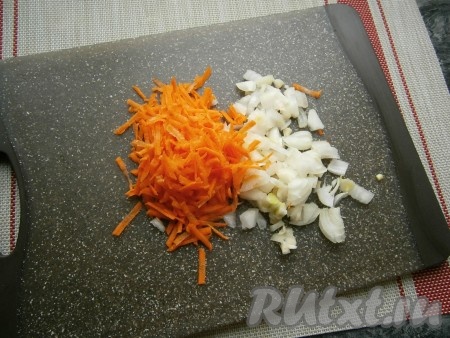 Очистить лук и мелко нарезать, а морковку очистить и натереть на крупной тёрке.
