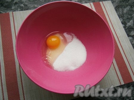 В миску всыпать сахар, соль, ванильный сахар, добавить сырое яйцо.