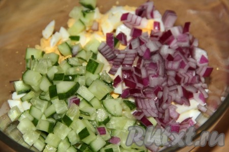 Очищенный красный лук мелко нарезать и тоже выложить в салат. 