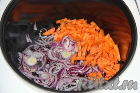 Морковь почистить и нарезать на брусочки (можно натереть на тёрке).
