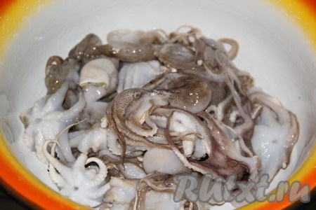 Разморозить осьминогов при комнатной температуре, а затем хорошо промыть под проточной водой.