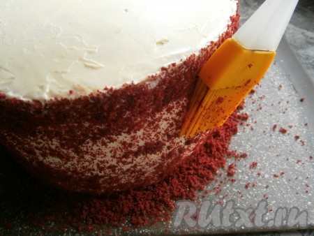 Пока этот слой ганаша не застыл, покрыть бока торта красной крошкой - делать это удобно силиконовой кисточкой.
