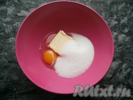 Для приготовления коржа "Красный бархат" нужно в миску разбить яйцо комнатной температуры, всыпать сахар, добавить сливочное масло, предварительно размягчённое при комнатной температуре.
