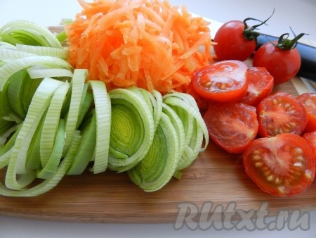Овощи очистить, нарезать лук и помидоры, морковь натереть на терке.