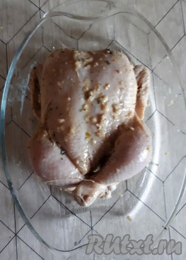 Связать ножки курицы хлопчатобумажной нитью, подлить в форму с курицей немного воды и поставить в духовку, нагретую заранее до 200 градусов.
