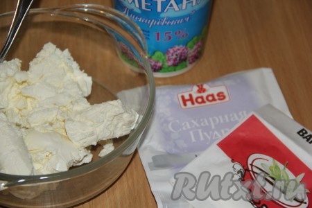 Для приготовления крема соединить творожный сыр, сахарную пудру и ванильный сахар.
