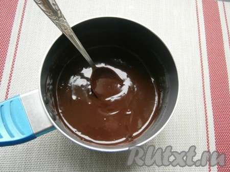 Тщательно перемешивать содержимое ковшика до тех пор, пока не получится однородная шоколадная масса (глазурь).
