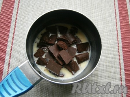 Довести молоко до кипения и дать растопиться маслу, затем добавить поломанный на кусочки шоколад, ковшик снять с огня.
