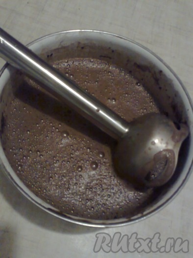 Сначала испечём тонкие блины, для этого в посуду насыпаем 2 столовые ложки какао и добавляем муку, чтобы получилось 75 грамм смеси (понадобится около 50 грамм муки). В смесь муки и какао добавляем тёплое молоко, яйца, сахар, соль, растительное масло и смешиваем с помощью погружного блендера.
