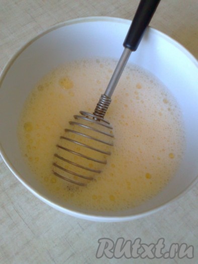 Сначала приготовим тонкие блины. Для тонких блинов замешиваем жидкое тесто. Чтобы блины были эластичными и хорошо скручивались, тесто приготовим на молоке и воде. Для этого сначала хорошенько смешиваем тёплое молоко и тёплую воду, яйца и растительное масло.
