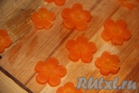 Пока желатин набухает, подготовить наполнение для заливного. Морковку, которую варили в овощном бульоне, нарезать на цветочки (или звёздочки).