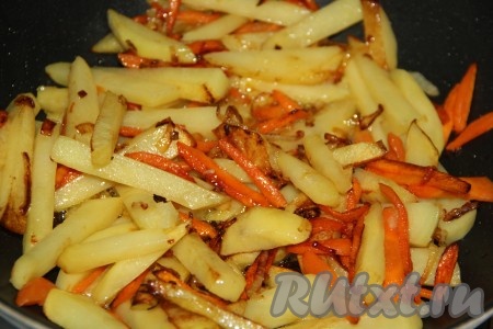 Жарить картофель с луком и морковкой в течение 10-15 минут на среднем огне, периодически овощи нужно перемешивать.
