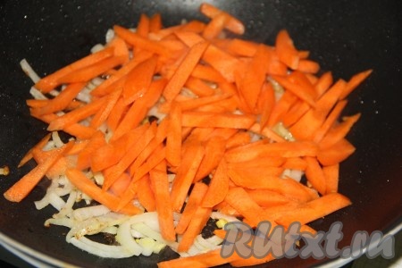 Морковь очистить и нарезать на брусочки, добавить в сковороду и обжарить с луком в течение 5 минут, не забывая иногда перемешивать.
