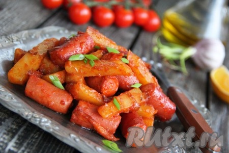 Жареную картошку с луком, морковкой и сосисками переложить со сковороды на тарелку и можно подавать к столу. Это аппетитное и сытное блюдо получается очень вкусным, попробуйте!