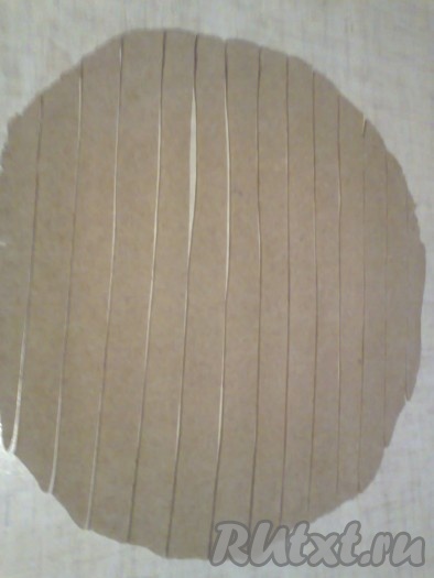 Раскатанное тесто нарезать на полоски шириной 1,5-2 см.