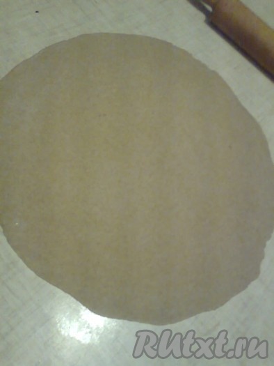 Раскатать тесто толщиной 2 мм.
