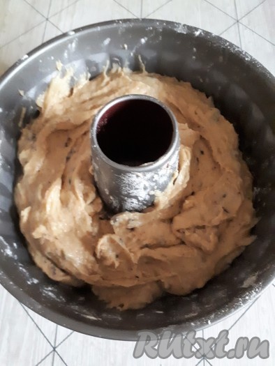 Тесто выложить в форму для выпечки кекса. Если форма не силиконовая, её предварительно нужно смазать маслом и припорошить мукой.
