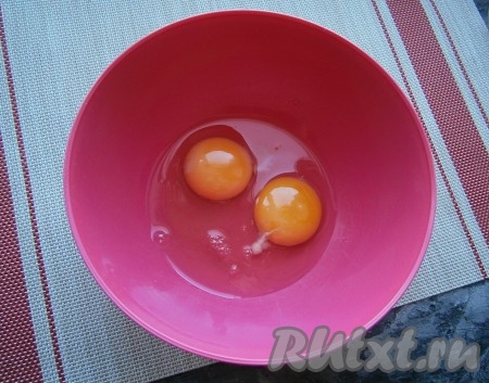 Яйца разбить в миску, добавить щепотку соли.

