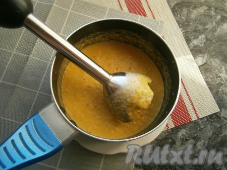 Снять суп с огня и пюрировать погружным блендером. Делать это нужно около 4-5 минут, чтобы все продукты превратились в нежное пюре.
