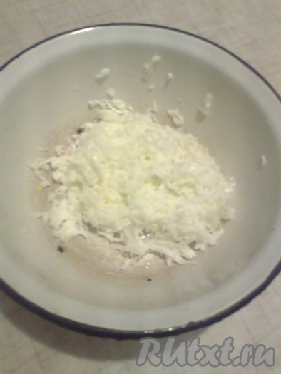  Репчатый лук очистите, нарежьте на мелкие кубики и обжарьте на сковороде с растительным маслом до румяности. После чего добавьте сливочное масло по вкусу и порубленные мелко шампиньоны, посолите, обжарьте на среднем огне до готовности грибов (в течение 7-10 минут), затем остудите.

Яйца отварите вкрутую в течение 5-7 минут с момента закипания и очистите от скорлупы, затем разделите на желтки и белки. Натрите на средней тёрке отдельно белки и желтки.