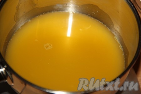 Сливочное масло для приготовления десерта должно быть комнатной температуры, поэтому заранее достаньте его из холодильника. Апельсин вымыть и снять с него цедру. Из апельсина выдавить сок. 110 мл свежевыжатого сока влить в кастрюлю.
