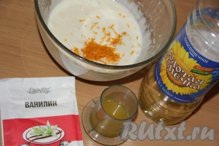 Тщательно вымыть апельсин, а затем снять с него цедру. Из апельсина выжать сок (для приготовления этого печенья нам понадобится 30 мл свежевыжатого сока). 
