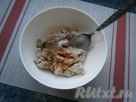 Переложить ореховую массу в миску, добавить соль и любые специи.