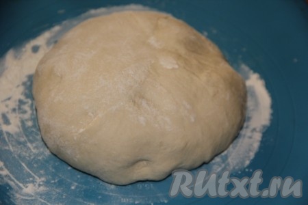 Тесто, замешанное вручную или с помощью хлебопечки и увеличившееся в объёме, переложить на стол и слегка обмять.
