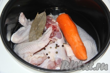 Я варила курицу в мультиварке (можно, конечно, варить и в кастрюле). Курицу вымыть, нарезать на крупные кусочки. Если готовите в мультиварке, тогда выложите нарезанную домашнюю курицу в чашу мультиварки, добавьте перец горошком, очищенную морковь и лавровый лист, залейте 1 литром воды и, закрыв крышку мультиварки, установите на 2 часа режим "Тушение" (если готовите обычную покупную курицу, то достаточно будет 1 часа). Если готовите в кастрюле, тогда крупно нарезанную курицу выложите в кастрюлю, добавьте очищенную морковку, лавровый лист, горошинки перца и залейте 1,5 литрами воды, домашнюю курочку варите в течение 2 часов (на варку обычной покупной курицы достаточно будет 1 часа). 