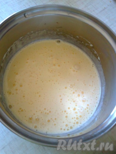 40 грамм сливочного масла растопите и охладите. Отложите 1 столовую ложку растопленного масла для смазывания миски и теста.

2 куриных яйца разделите на желтки и белки. Белки будем использовать для приготовления шоколадной прослойки, а желтки - для теста. 1 Яйцо, 2 желтка, ванильный сахар и оставшийся сахар взбейте миксером в светлую пышную пену до растворения сахара.