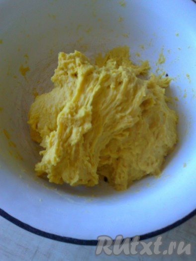 Добавьте оставшееся растопленное сливочное масло (40 грамм минус 1 столовая ложка), замесите тесто.