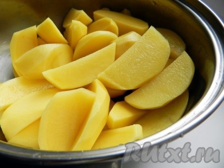 Хорошо промыть картофель, залить холодной водой, накрыть крышкой и поставить варить.