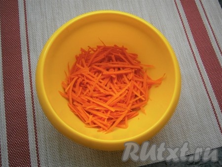 Морковку очистить и натереть на крупной тёрке (или тёрке для корейской моркови). Если натираете на корейской тёрке, тогда затем нарежьте морковь на небольшие кусочки, чтобы части морковки не были слишком длинными.

